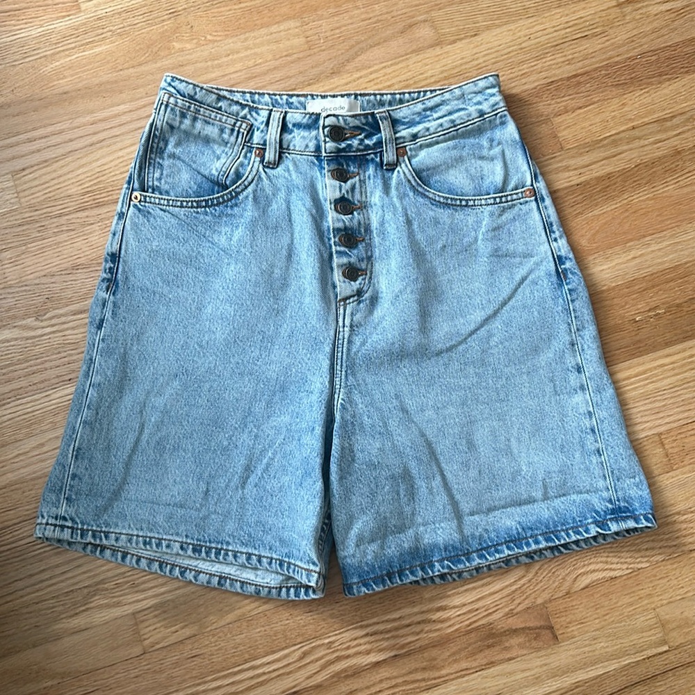 decade studio bonnie short - labeled size 32. fits like 28
